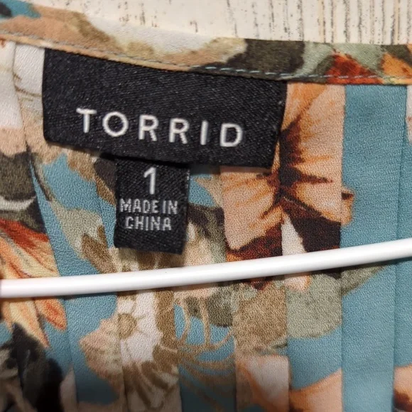 Torrid Sunflower Floral Pleated Front Top - Picture 3 of 3